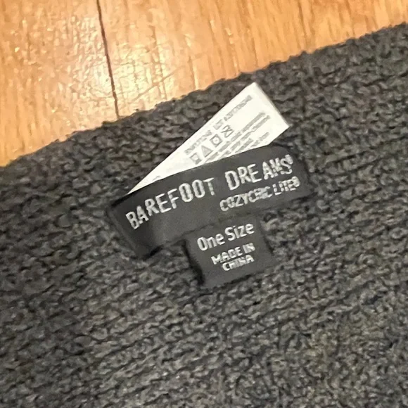 Barefoot Dreams CozyChic Lite Travel Shawl O/S Charcoal - Picture 7 of 8